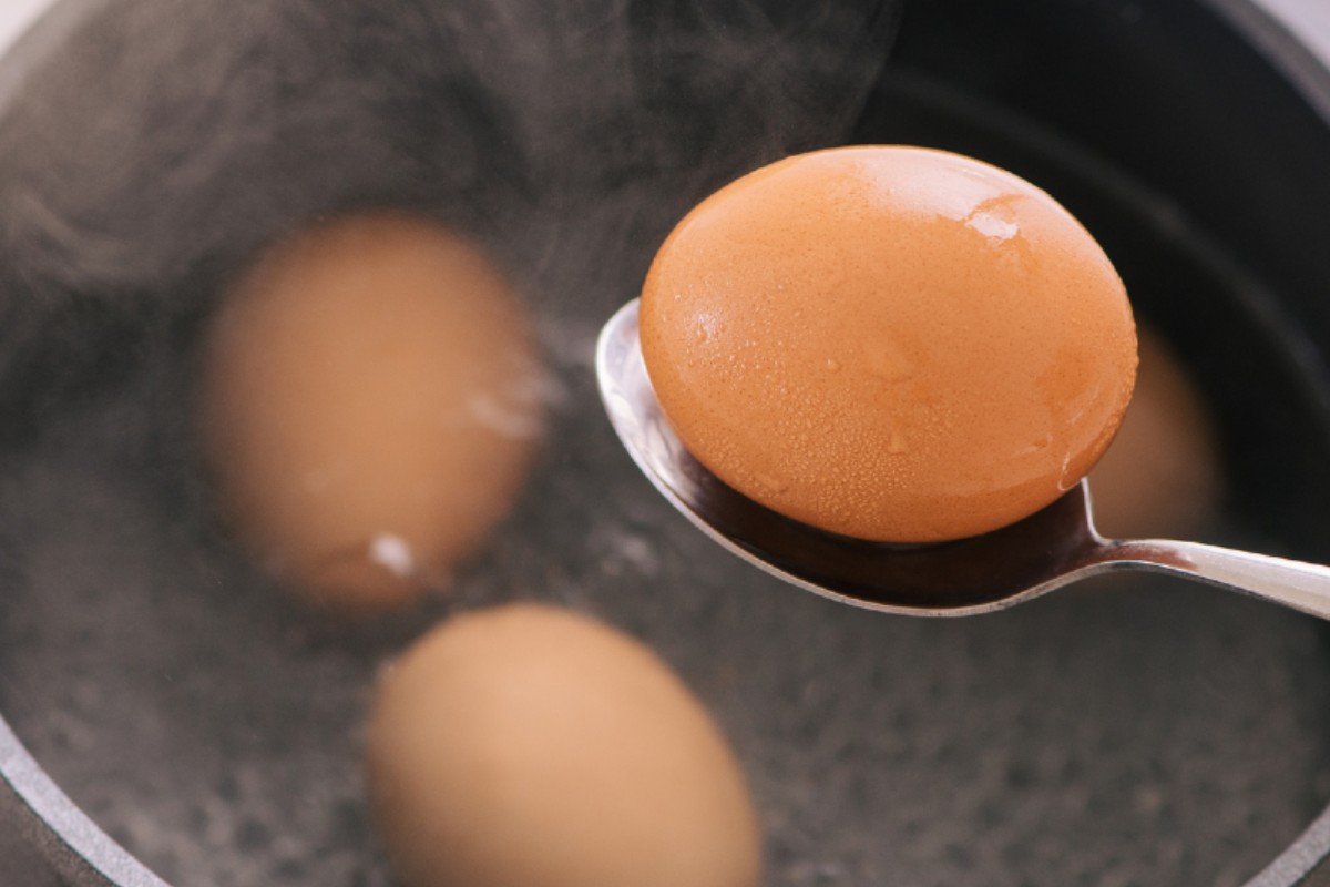 Сварить яйца в холодной воде. Варка яиц. Яйца в кастрюле. Что приготовить с яйцами. Варить яйца.